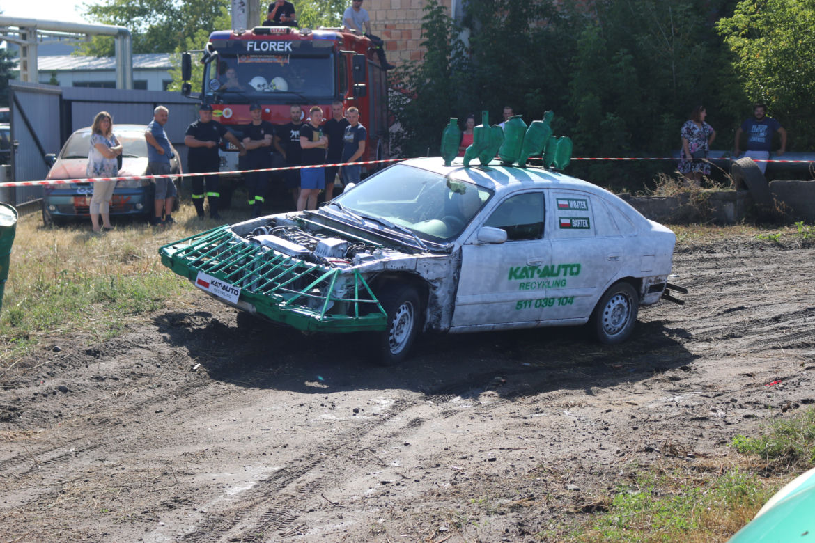 Charytatywny Wrak Race. Andrzej z Plutycz i Adam Kraśko zbierali pieniądze dla chorej Dominiki
