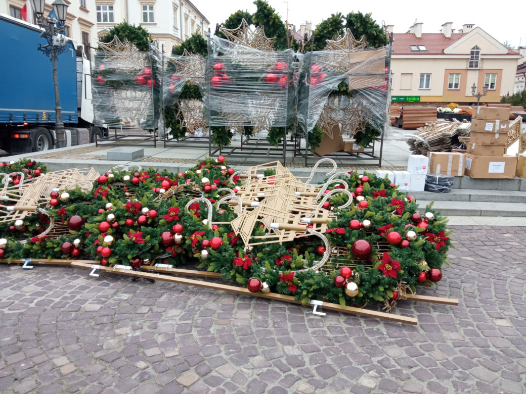 Świąteczna choinka już na rzeszowskim Rynku! Trwa montaż świątecznych ozdób [GALERIA]