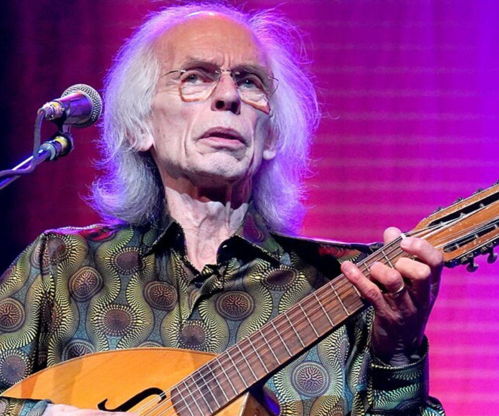 Gitarzysta Steve Howe z zespołu Yes gra na instrumencie. O jego powrocie do zdrowia przeczytasz na EskaRock.