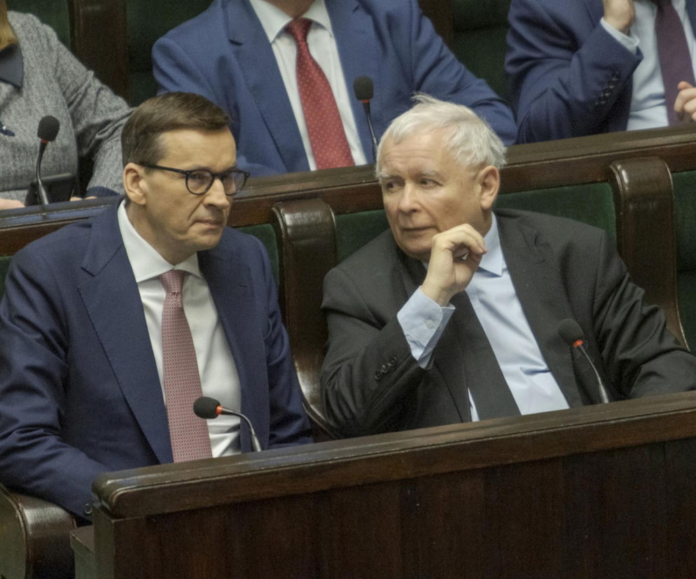Mateusz Morawiecki i Jarosław Kaczyński rozmawiają w ławach sejmowych. O zmianie wizerunku polityka przeczytasz na SE Polityka.