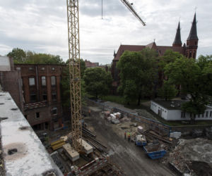 Teren budowy Angel Care, w tle kościół p.w. św. Henryka we Wrocławiu