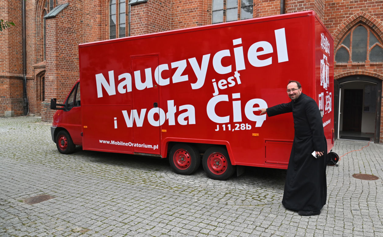 Kiedyś sklep na kółkach, teraz... mobilna kaplica! 