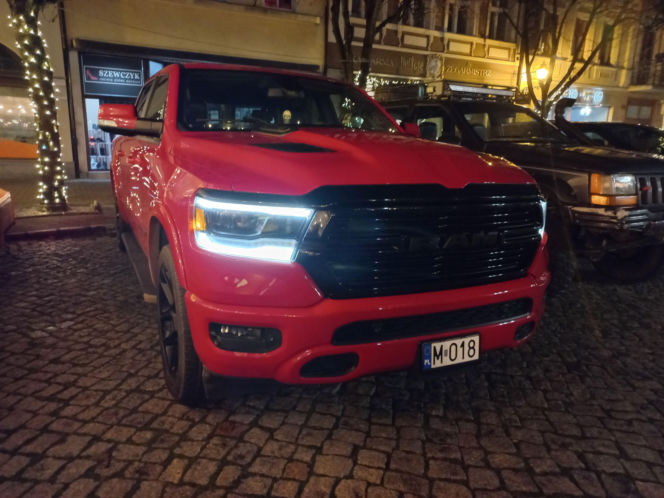 Świąteczny Zlot Amerykańskich Samochodów na Rynku w Lesznie