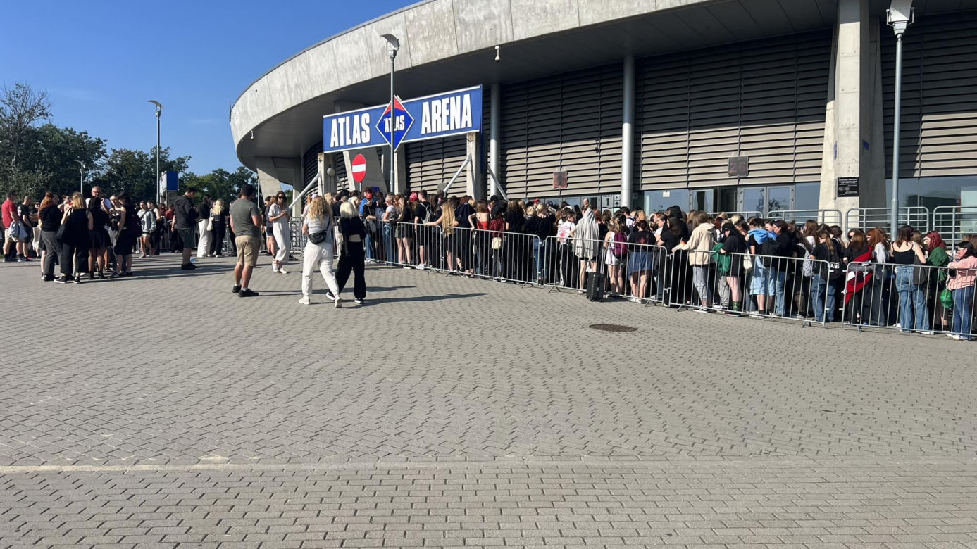Tłumy pod Atlas Areną przed koncertem Louisa Tomlinsona. Fani pojawili się z samego rana!