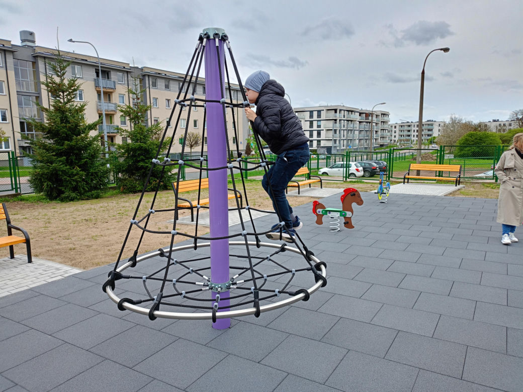 Nowy plac zabaw przy SP nr 8 w Siedlcach jest ogólnodostępny dla wszystkich mieszkańców miasta i dostosowany do potrzeb osób z niepełnosprawnością ruchową