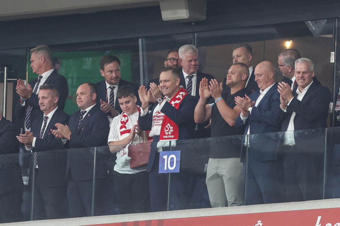 Karol Nawrocki pozdrowił chłopca na meczu Polska - Finlandia