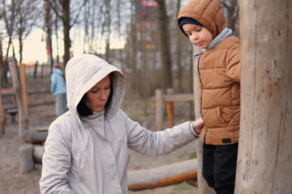 W dzień wiosna, rano zima. Jak ubierać dzieci w czasie przedwiośnia?