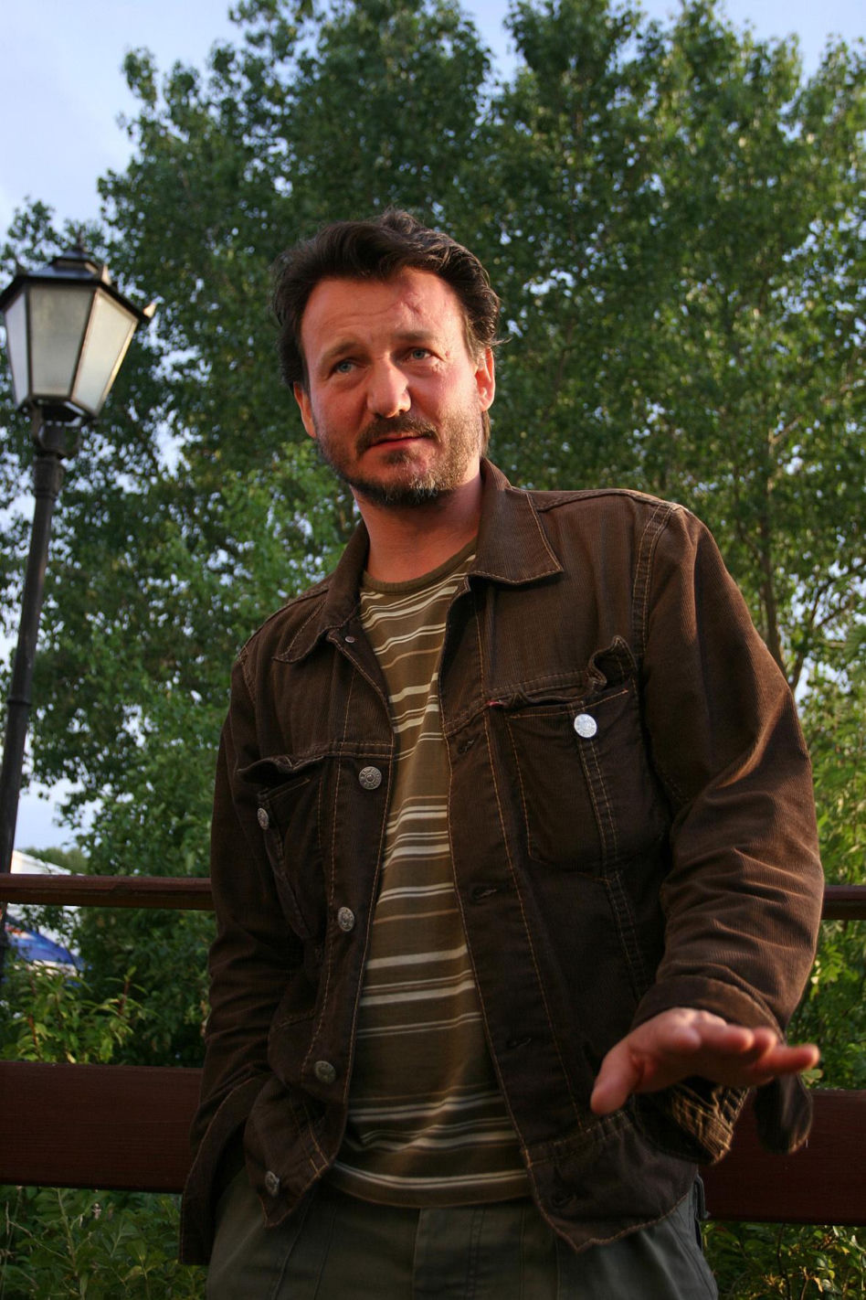 Robert Więckiewicz zaczynał w technikum budowlanym. Tak wyglądała jego niezwykła metamorfoza