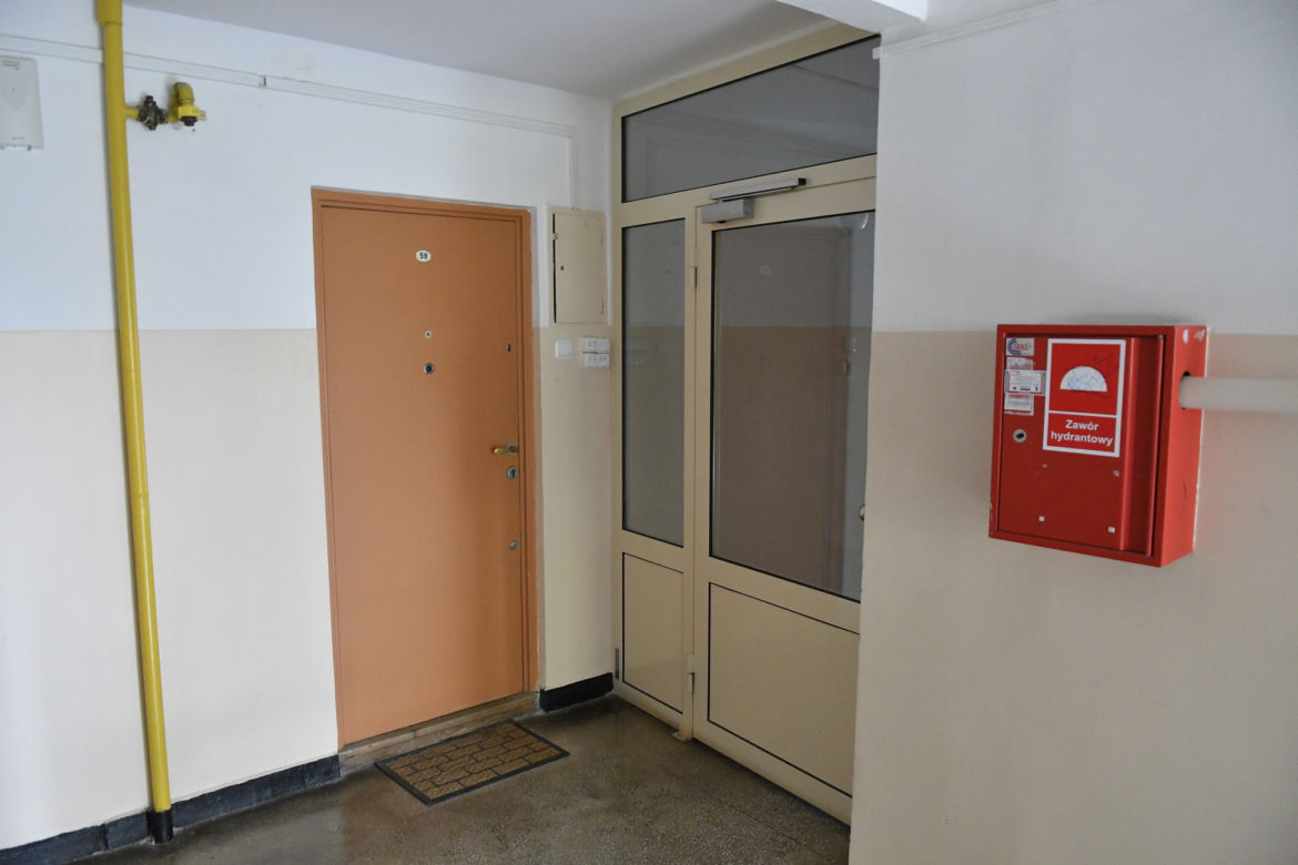 Warszawa. Mają usunąć z klatek wycieraczki, bo… stanowią zagrożenie pożarowe. „Niedługo każą wymontować nam drzwi, bo są z drewna!”