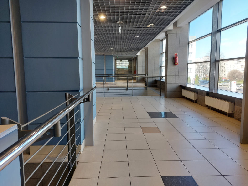 Centrum handlowe Belg straszy pustkami. Ostatni sprzedawcy i garstka klientów