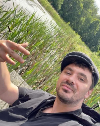 Trzymajcie się! Daniel Martyniuk długo złorzeczył na Instagramie, po czym wystąpi w telewizji! Przeszedł w tym celu przeszkolenie wojskowe