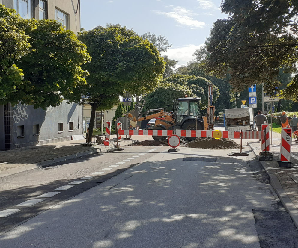 Ulica Jasna w Lublinie - po opadach deszczu zapadł się fragment jezdni od ul. Ewangelickiej