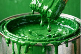 Koniec z epoką beżu we wnętrzach. Złapała za farbę i stworzyła najpiękniejsze miejsce na ziemi. Wyjątkowa metamorfoza domu zachwyci Cię od pierwszego zdjęcia