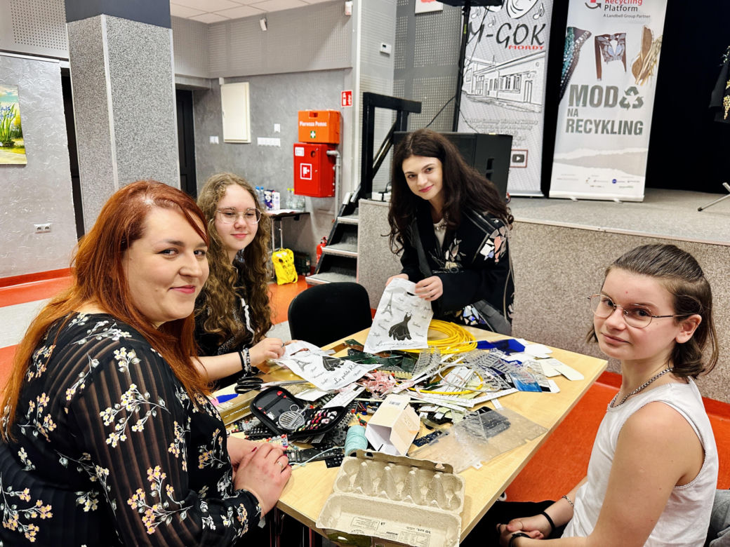 Szykowne śmieci – projekt „Moda na recykling” w gminie Mordy