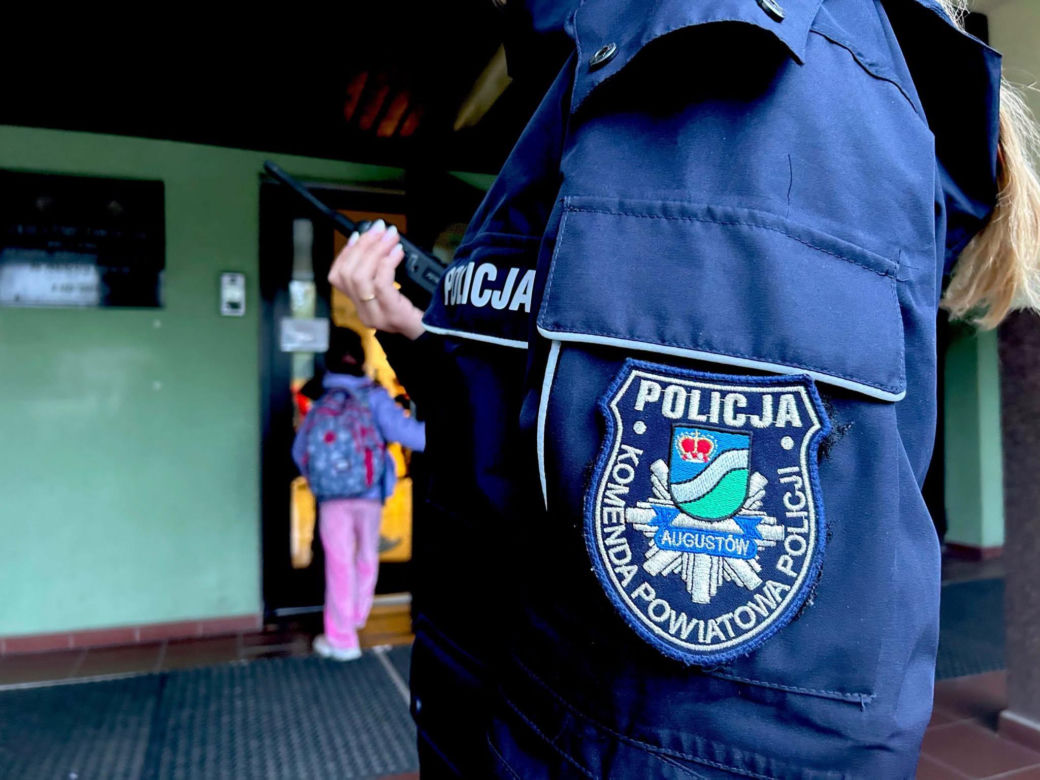 Radiowozy przed szkołami w Podlaskiem. Policja uspokaja rodziców i uczniów