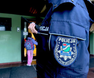 Radiowozy przed szkołami w Podlaskiem. Policja uspokaja rodziców i uczniów