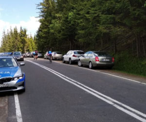 Policja odholowywała samochody na Łysej Polanie