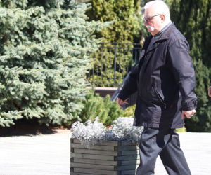 Lech Wałęsa zmienił wizerunek. Wygląda jak słynny gwiazdor muzyki