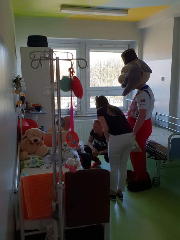 Torcida Girls odwiedziły dzieci z onkologii. Towarzyszył im Szymon Żurkowski [ZDJĘCIA]