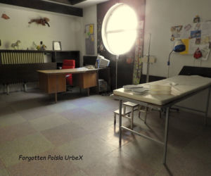 Lalka śpiąca w łóżku i urządzenia rehabilitacyjne. Co znajduje się w opuszczonym sanatorium przy polskiej granicy? [ZDJĘCIA]