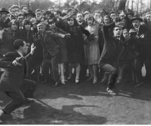 Scena z kręcenia filmu przez adeptów szkoły filmowej Espefilm. Przełom lat 20. i 30. XX wieku