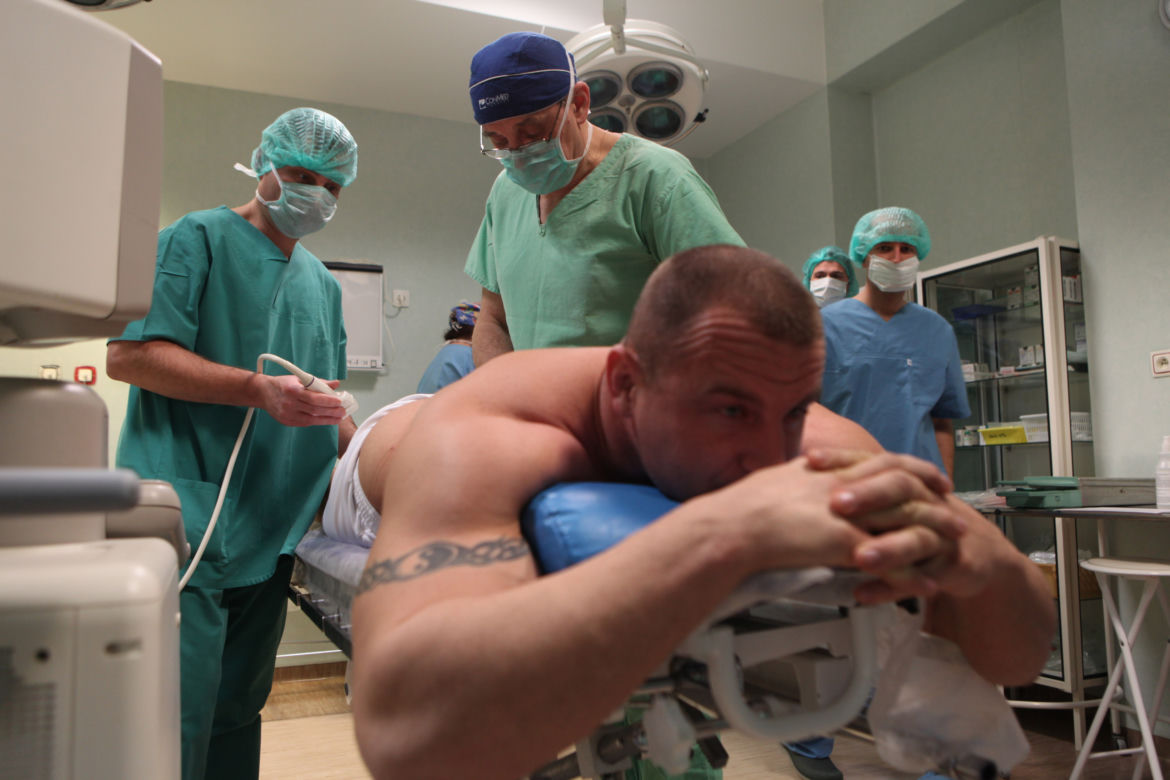 Mariusz Pudzianowski podczas zabiegu