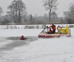 Gdy załamie się lód. Co robić, by uratować siebie lub kogoś, gdy wpadnie do wody?
