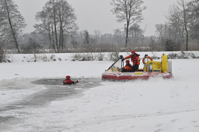 Gdy załamie się lód. Co robić, by uratować siebie lub kogoś, gdy wpadnie do wody?