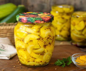 Cukinia marynowana w curry jak z przepisu pań z KGW. Chrupiąca, żółta i idealna do zimowej spiżarni