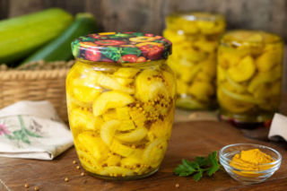 Cukinia marynowana w curry jak z przepisu pań z KGW. Chrupiąca, żółta i idealna do zimowej spiżarni