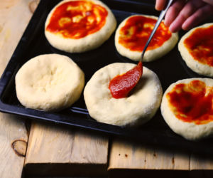 Przekąski na Halloween: przepis na krwawe pizzerinki