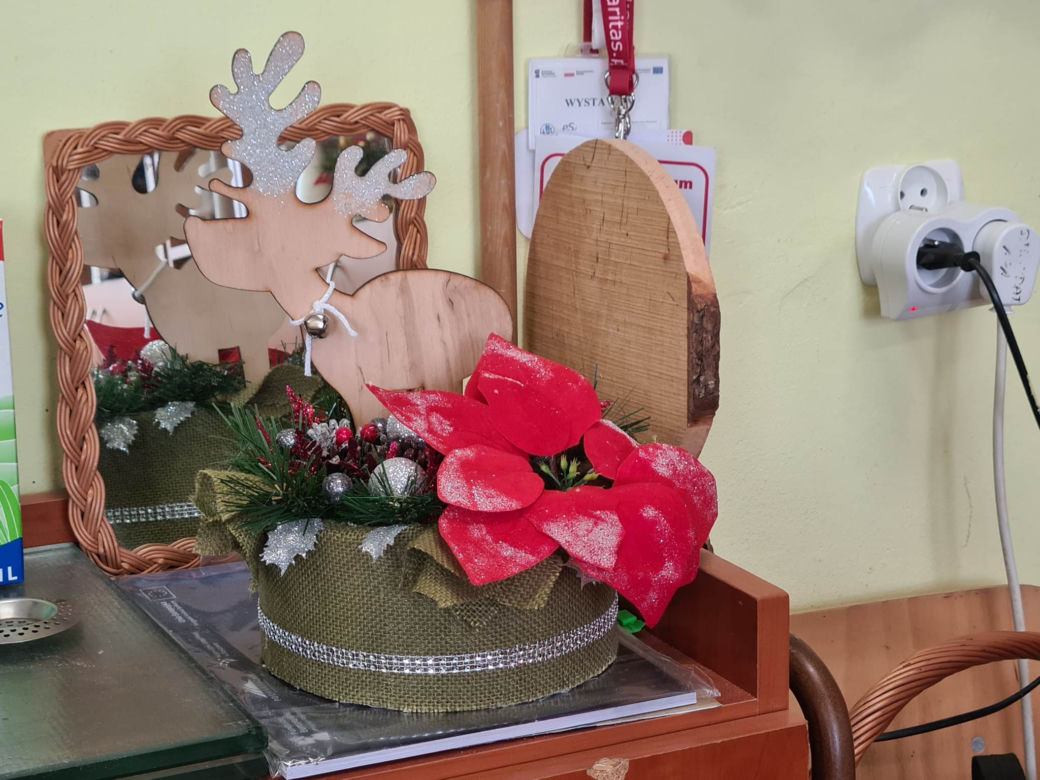 Podopieczni Caritas z Rudnika nad Sanem przygotowują ozdoby świąteczne [GALERIA]