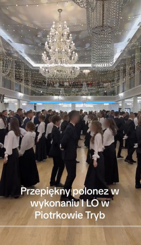 To nagranie ze studniówki zachwyca! Polonez  jak z innych czasów.  Białe bluzki, czarne spódnice