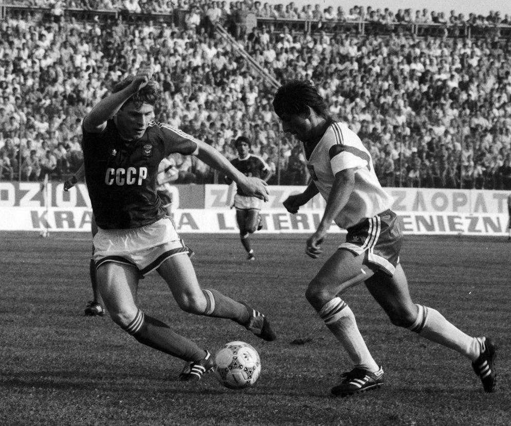 Czarno-białe zdjęcie Jacka Ziobera walczącego o piłkę z rywalem. O szczegółach pogrzebu piłkarza przeczytasz na SE Sport.