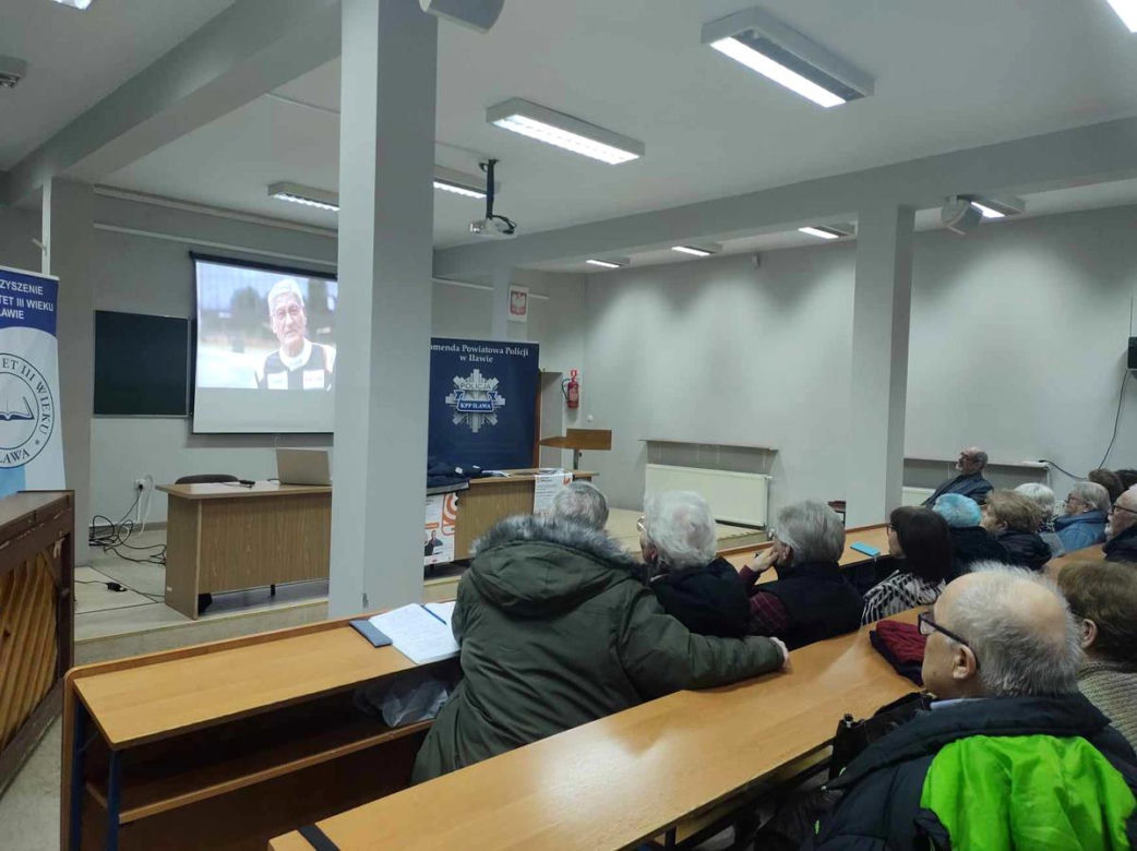 Policjantki z Iławy przed Dniem Babci i Dziadka edukowali seniorów