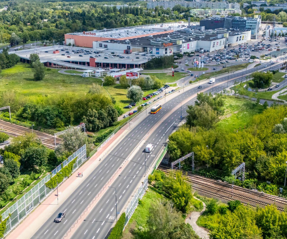 Widok z lotu ptaka na ul. Górczewską i tory kolejowe, gdzie powstanie przystanek Ulrychów. Czytaj o tym na Architektura.