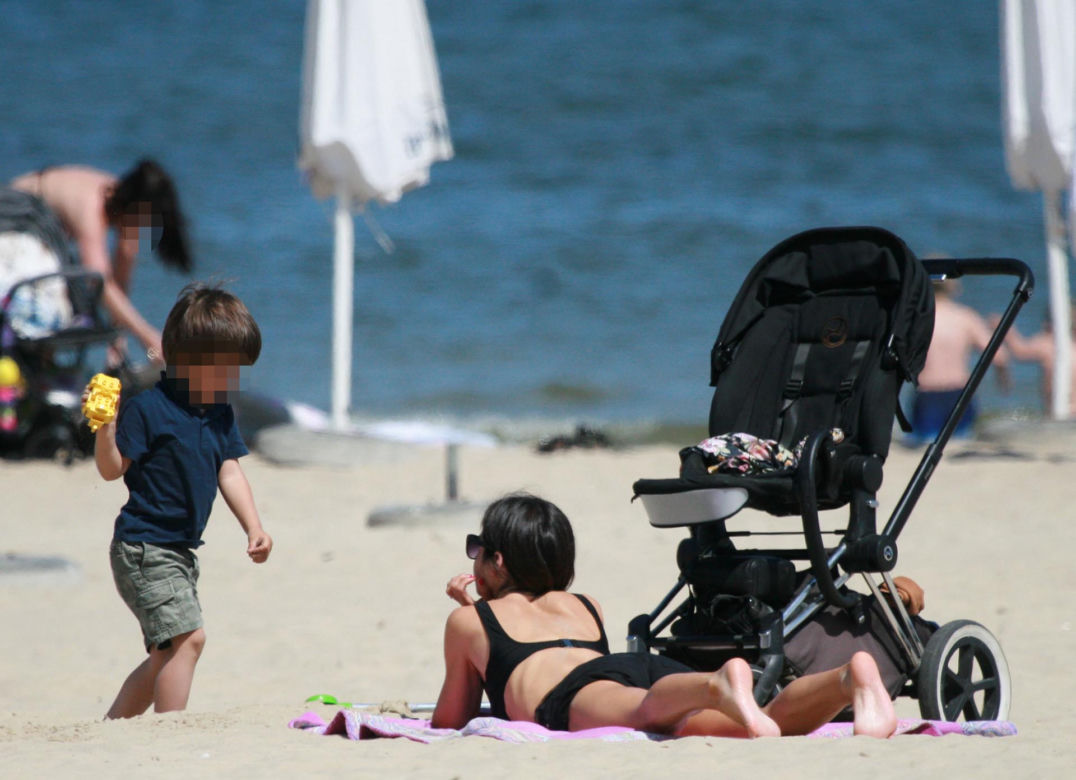 Marta Kaczyńska okopała się z synkiem na plaży