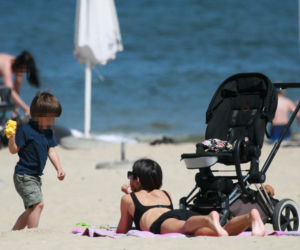 Marta Kaczyńska okopała się z synkiem na plaży