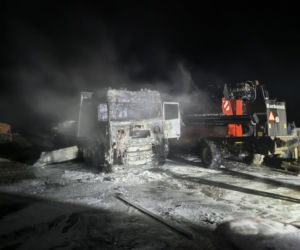 Lubelskie: Ogień trawił ciężarówki i kombajn! Dramatyczna interwencja strażaków w środku nocy