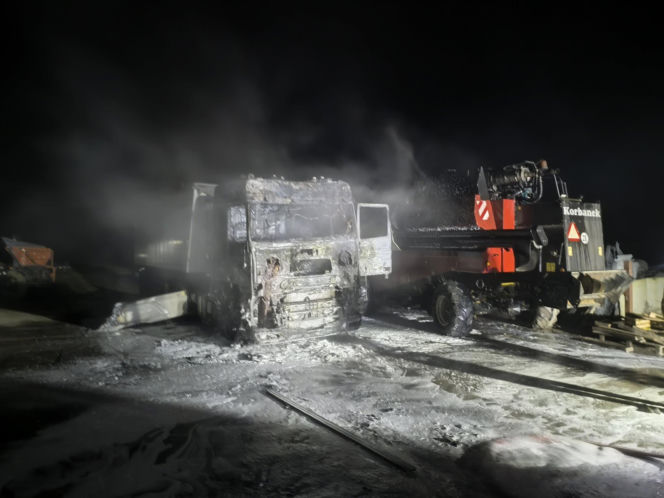 Lubelskie: Ogień trawił ciężarówki i kombajn! Dramatyczna interwencja strażaków w środku nocy