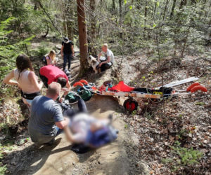 Dramatyczny wypadek młodego rowerzysty na Górze Żar. Połamanego 15-latka musiał ze szlaku zabrać helikopter LPR [ZDJĘCIA]