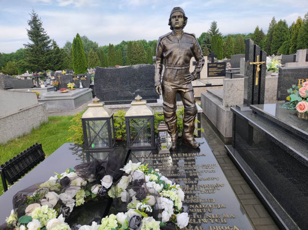 Tragiczna śmierć 18-letniego  żużlowca wstrząsnęła całą Polską. Tak wygląda teraz grób Krystiana Rempały