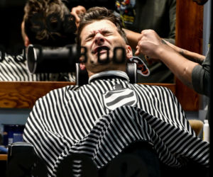 Tomasz Kammel pięlęgnuje brwi, uszy i włosy