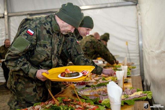 Zołnierze na stołówce