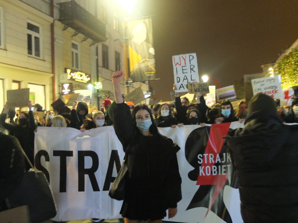 PROTEST KOBIET W LUBLINIE. KILKA TYSIĘCY OSÓB PRZEMASZEROWAŁO POD ARCHIKATEDRĘ I KURIĘ LUBELSKĄ. ŚWIĄTYNI MODLITWĄ BRONILI PRAWICOWCY