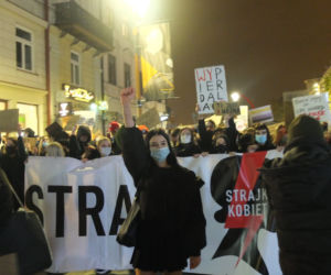 PROTEST KOBIET W LUBLINIE. KILKA TYSIĘCY OSÓB PRZEMASZEROWAŁO POD ARCHIKATEDRĘ I KURIĘ LUBELSKĄ. ŚWIĄTYNI MODLITWĄ BRONILI PRAWICOWCY