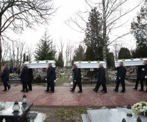 Pogrzeb na cmentarzu ofiar tragedii w Bukowinie Tatrzańskiej