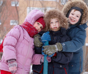 Nie zanoś kurtki puchowej do pralni. Ten prosty trik jest tańszy i bezpieczny