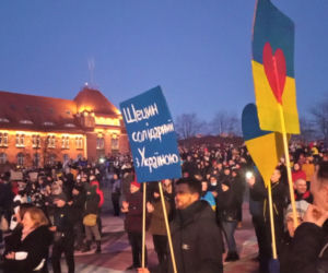 Szczecin solidarny z Ukrainą. Manifestacja na placu Solidarności