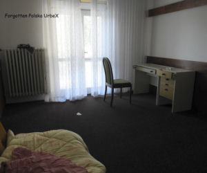 Pusta flaszka na stole, komputery i dziecięce zabawki w pokojach. Tajemniczy hotel na granicy polsko-czeskiej [ZDJĘCIA]